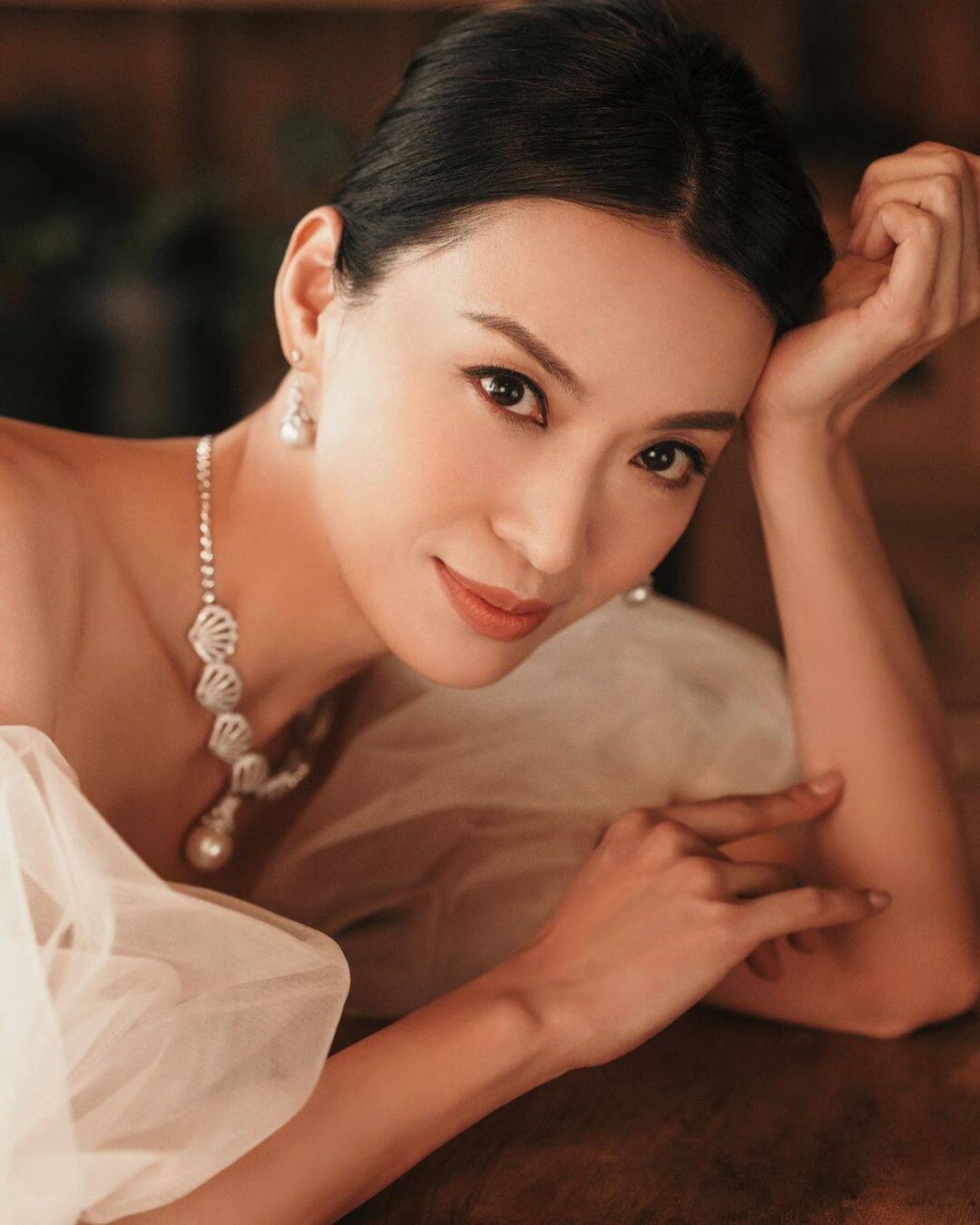 48歲的陳煒於1996年參選亞洲小姐獲得冠軍，順其自然地簽約亞視，不久便成為當紅花旦。