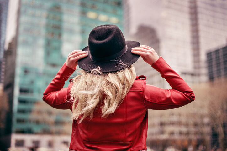 長時間戴帽容易令頭皮毛囊缺氧，有機會引致脫髮。