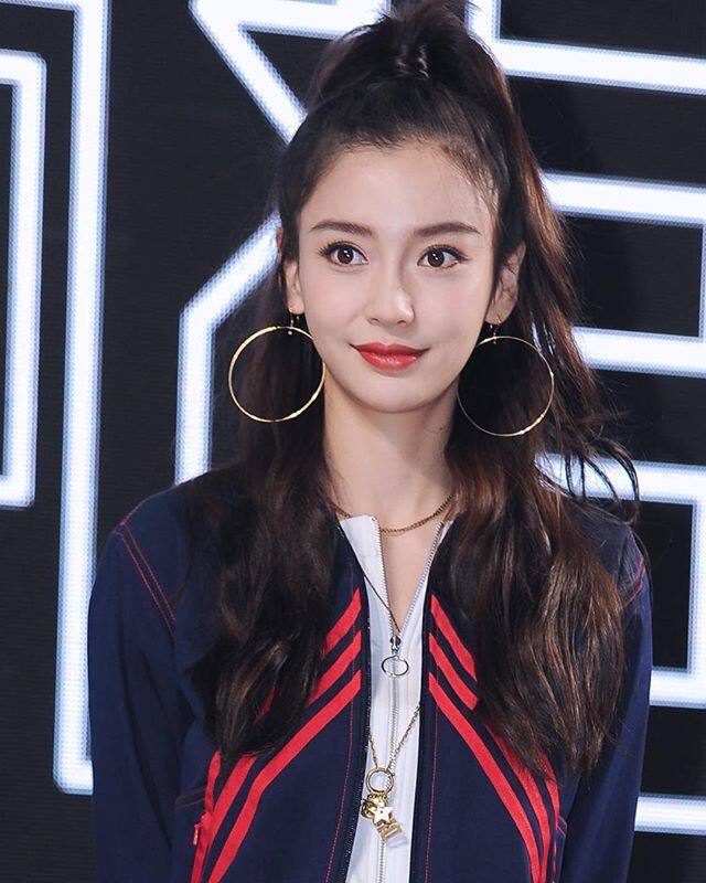 Angelababy 就將捲曲長髮配上大圈耳環
