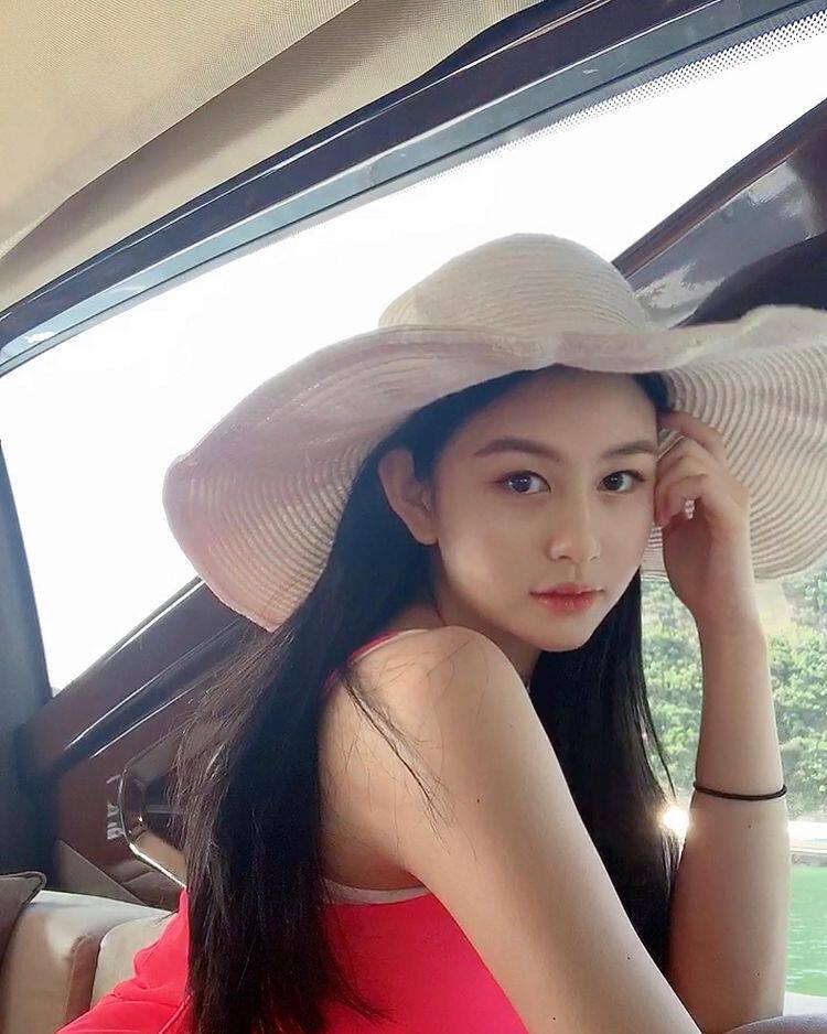 19歲沈月已長得亭亭玉立，不但擁有酷似母親的甜美外表