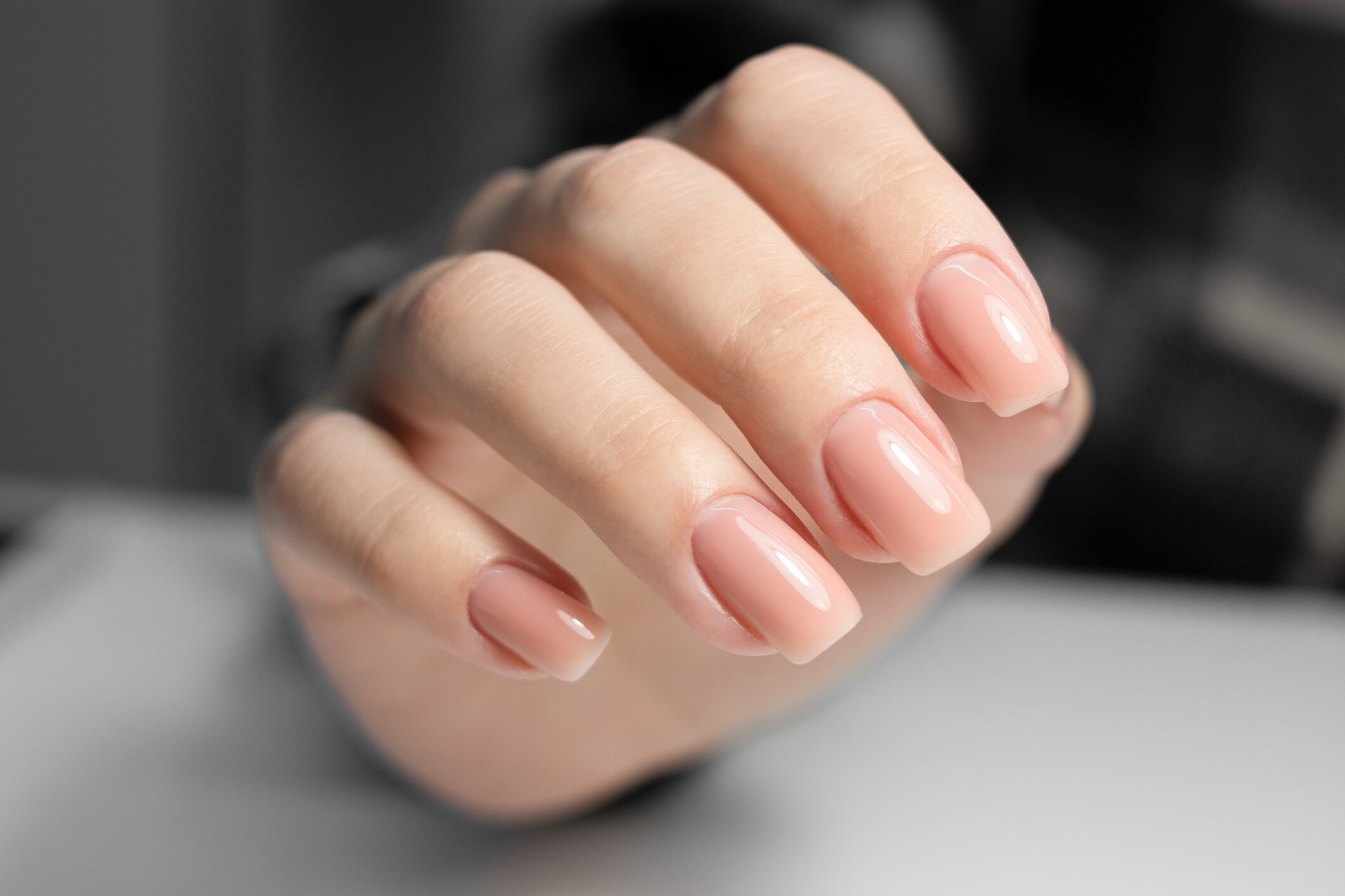 建議消費者每隔2至3個月，便停止gel甲一段時間，讓指甲休息，保養指甲的健康。