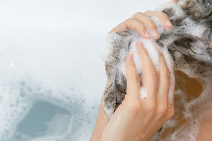 去頭皮屑方法1：使用含茶樹油成分的洗髮品