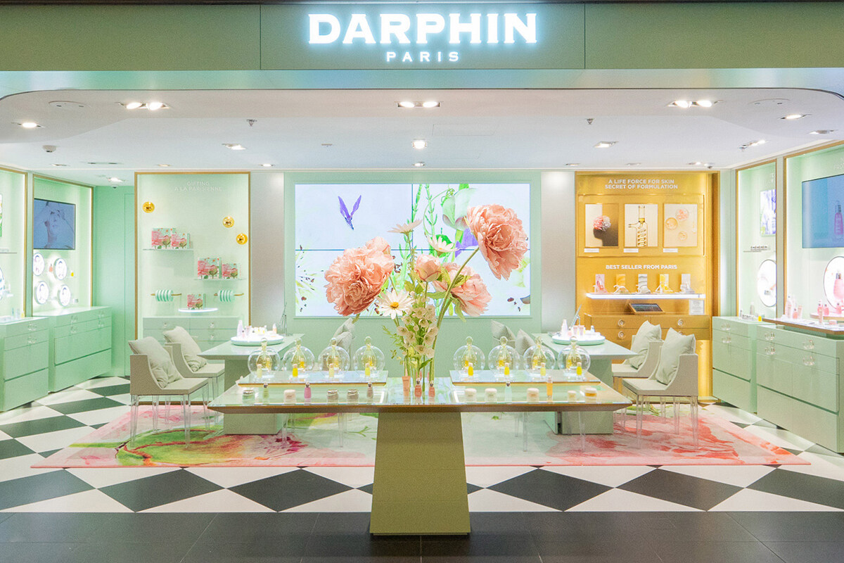 以天然花植修護力聞名的法國高級護膚品牌Darphin已經正式登陸海港城了，再次掀起天然花植護膚的熱潮。創辦人植物學家及理療專家Pierre Darphin早在1958年經已利用尊貴植物及各種天然成分，專注萃取純淨花植強大的生命力，為肌膚注入無窮活力。品牌全新概念店以天然花植為設計主題，同時設有美容護理服務，可體驗獨家KINESIO美肌瑜珈按摩及皇牌產品，包括全效舒緩鎮靜精華、八花極致修護精華油、活水保濕啫喱面霜及多效修護活面霜等，絕對是追求健康肌膚與敏感肌女生的喜訊！