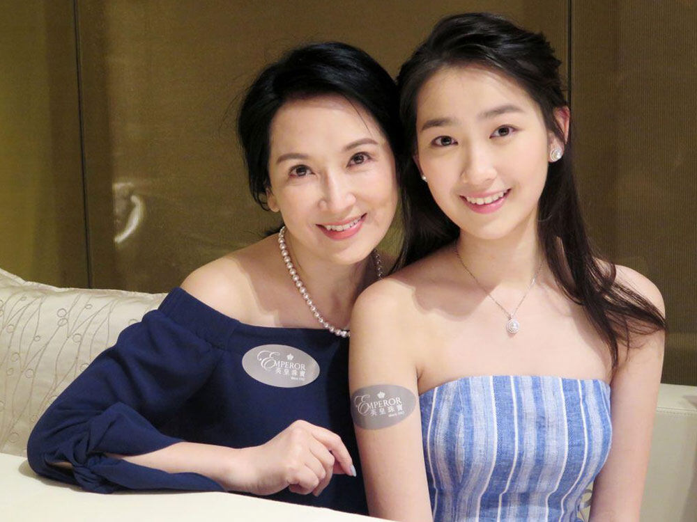 林愷鈴於2000年出生，16歲已經初出茅廬，戴著美麗媽咪龔慈恩的光環