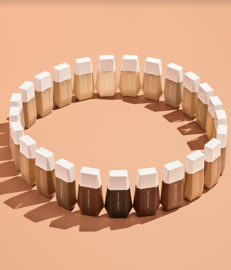 塑造自然細膩日常返工妝容｜Fenty Beauty 推出全新輕顏大師柔光羽感粉底乳