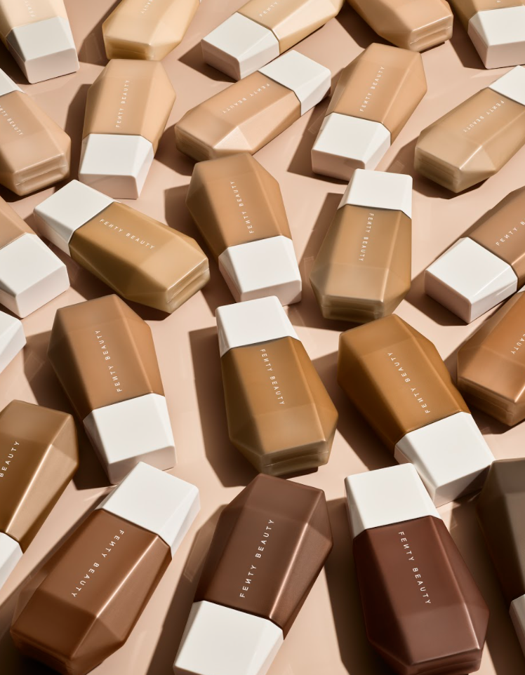 塑造自然細膩日常返工妝容｜Fenty Beauty 推出全新輕顏大師柔光羽感粉底乳