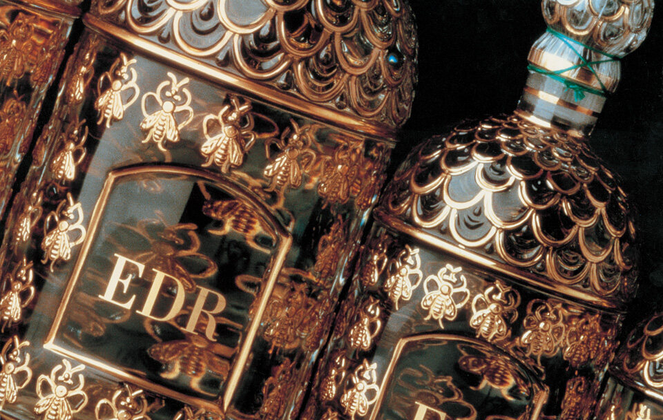 1853 Guerlain為拿破崙三世 皇后調配香氛,香氛瓶上綴以 象徵法國皇室的金色亮漆 蜜蜂徽號。皇后特別頒贈皇家 授權予Pierre-François-Pascal Guerlain「法國皇室御用 品牌」,「蜜蜂瓶」亦成為 Guerlain產品的標誌性設計。