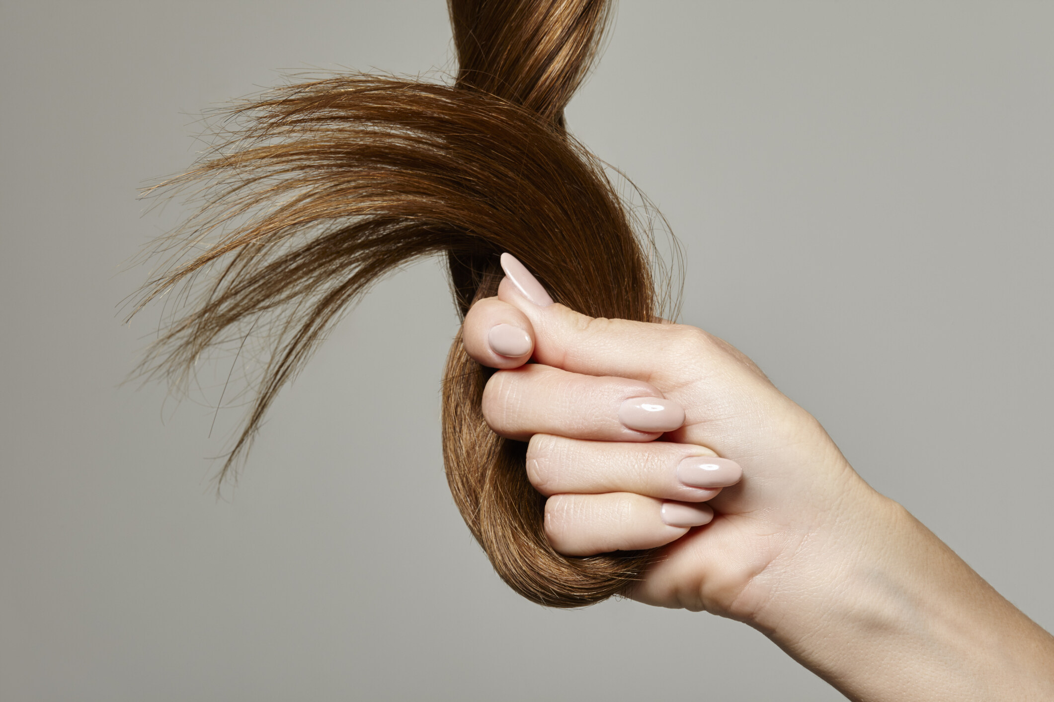 受損髮質：選擇質感較濃厚的髮尾油，集中修護髮芯