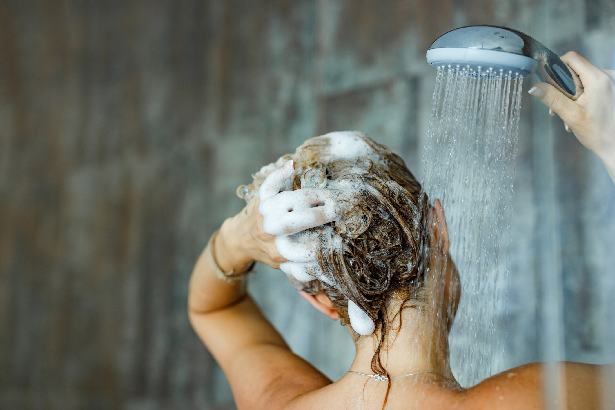 洗髮時應避免用指甲抓頭皮，容易抓出傷口引致感染
