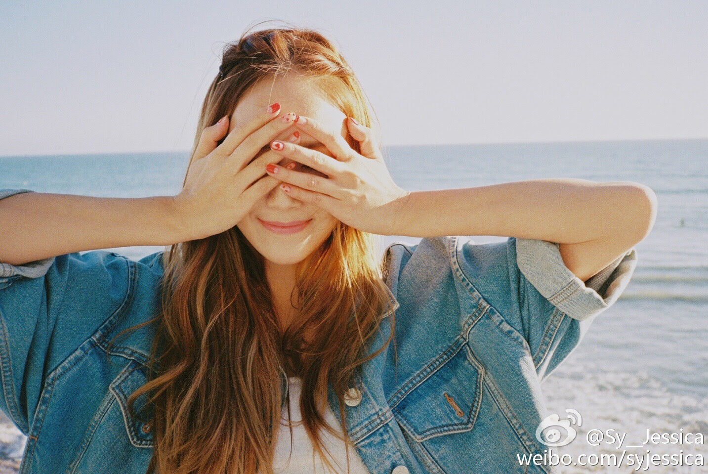 Jessica 發行個人第一張迷你專輯《With Love，J》中的紅色美甲造型