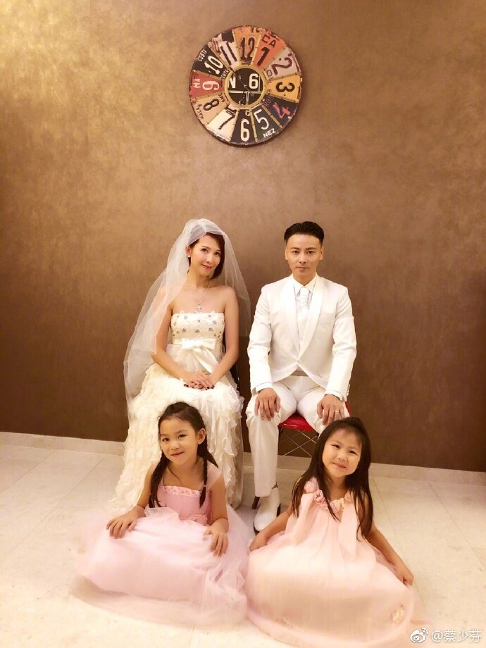 蔡少芬和張晉在結婚十周年時,跟兩位女兒一起再次拍攝結婚照 蔡少芬和張晉在結婚十周年時,跟兩位女兒一起再次拍攝結婚照