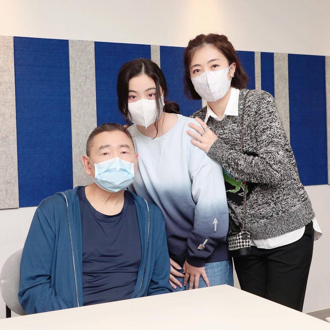 甘比跟劉鑾雄育有三名子女：劉秀樺、劉仲學及劉秀兒，為保護子女，很少會向公開他們的樣貌。
