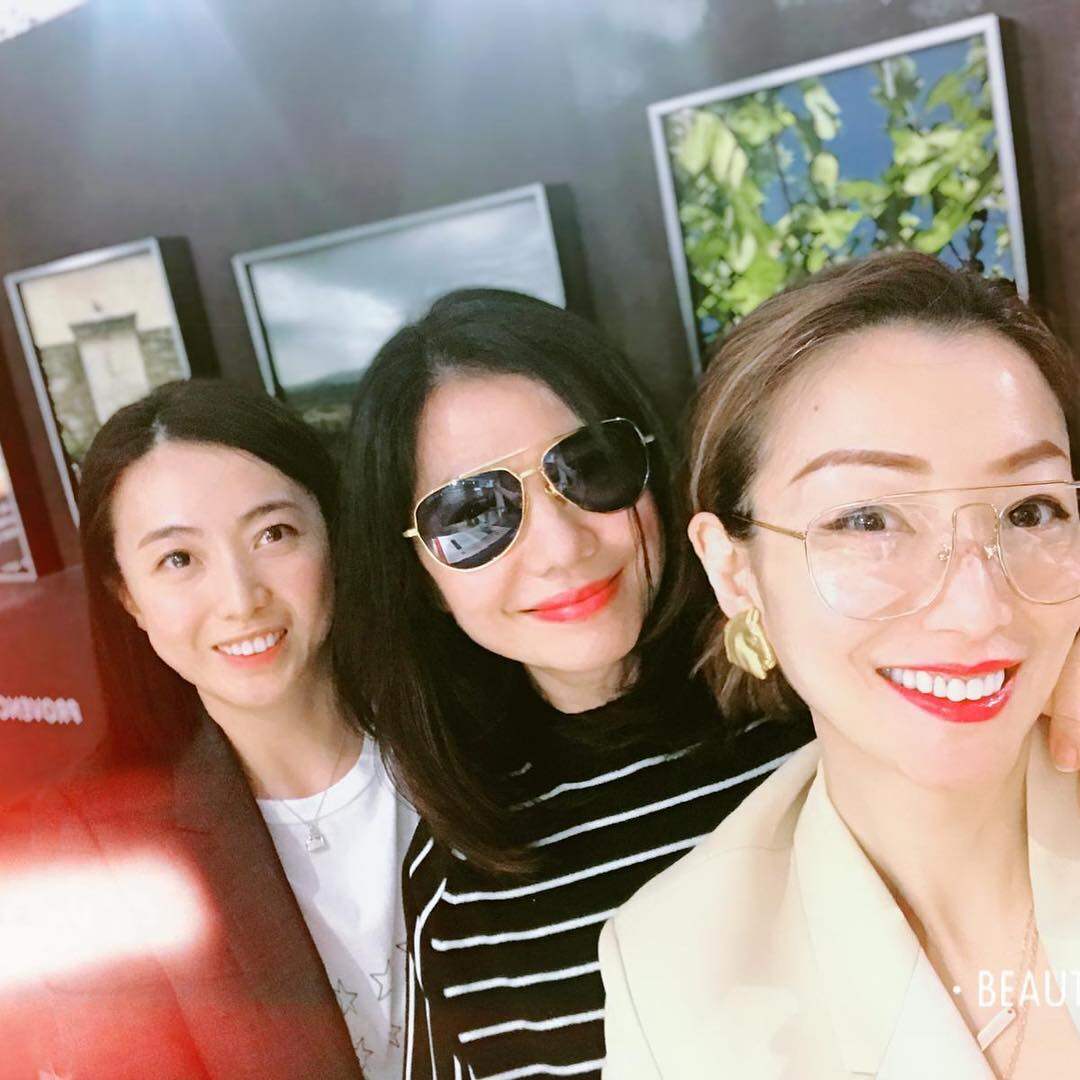 甘比就像小粉絲般清純可愛。 甘比就像小粉絲般清純可愛。