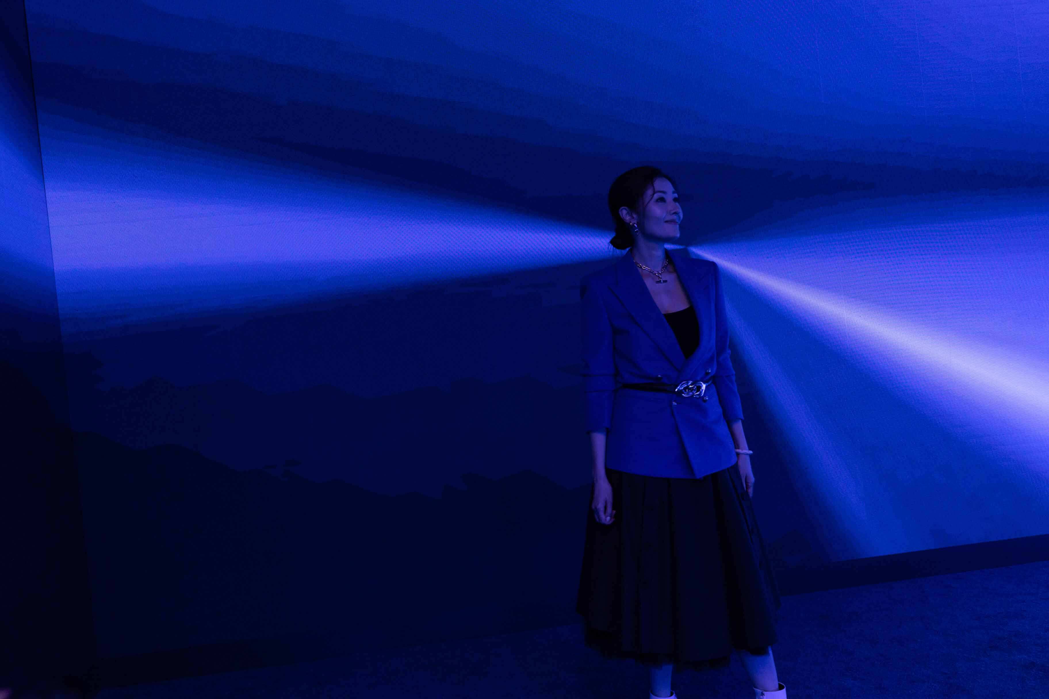 李嘉欣到場體驗《Sense of Blue》互動藝術裝置：在看不見的框架背後，隱藏著動作感應器、影片投射機和數碼計算程式，透過非物質、不斷變化的光線