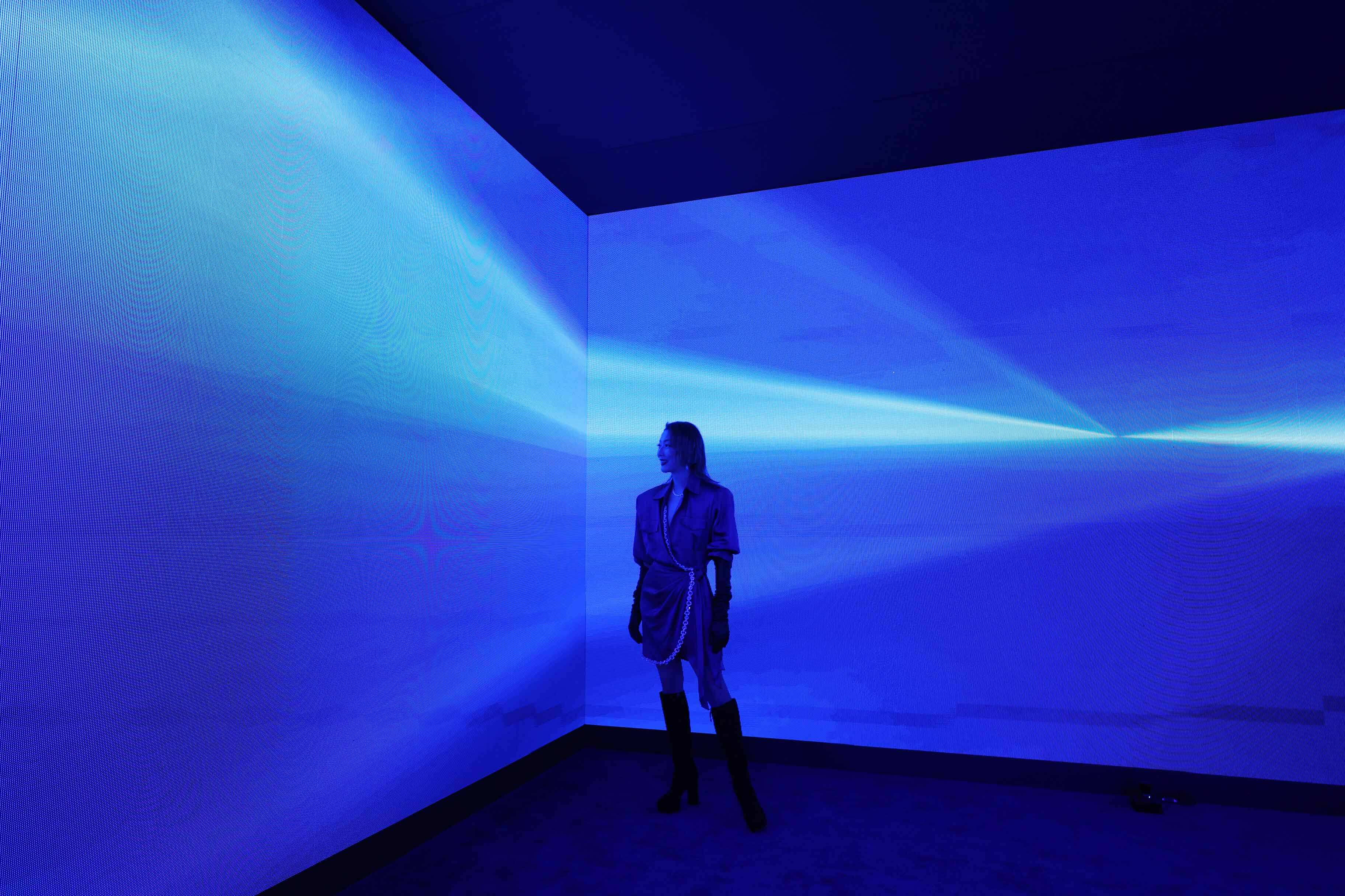 「The Cobalt Night」限定展覽的一大亮點，是由La Prairie 與法國數碼藝術家 Maotik聯乘創作的沉浸式互動裝置作品。