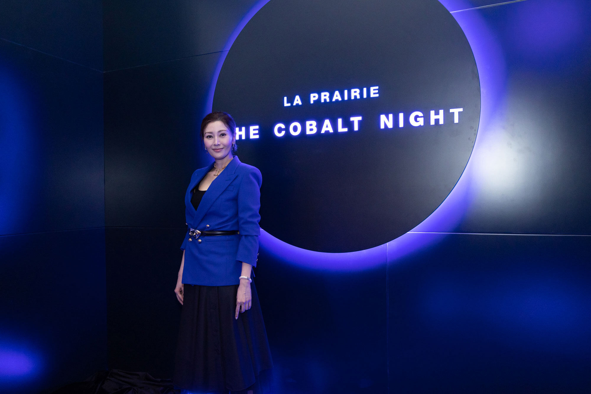 ▲李嘉欣亦以鈷藍色打扮出席 The Cobalt Night 限定展覽。