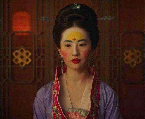 劉亦菲去相親的妝容用色極度誇張