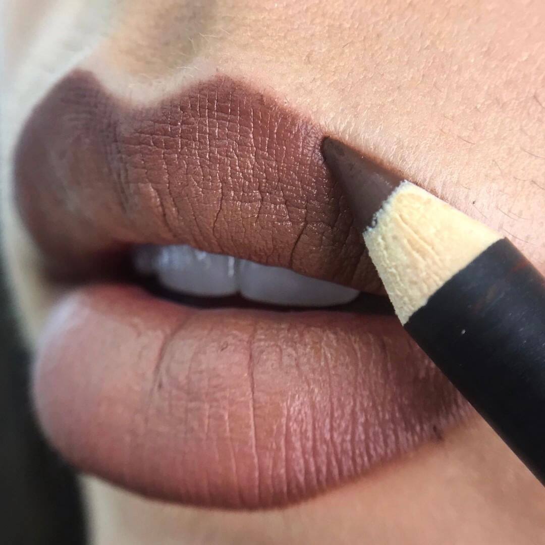 事源是 M.A.C 多倫多化妝師 Matthew King 用上 Chestnut Lip Pencil 發表了一張唇妝照片