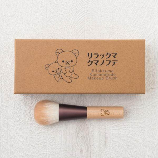 Rilakkuma 胭脂掃柄上刻有鬆弛熊圖案，刷毛更特意染成鬆弛熊的啡色，售 $3,996 日元。