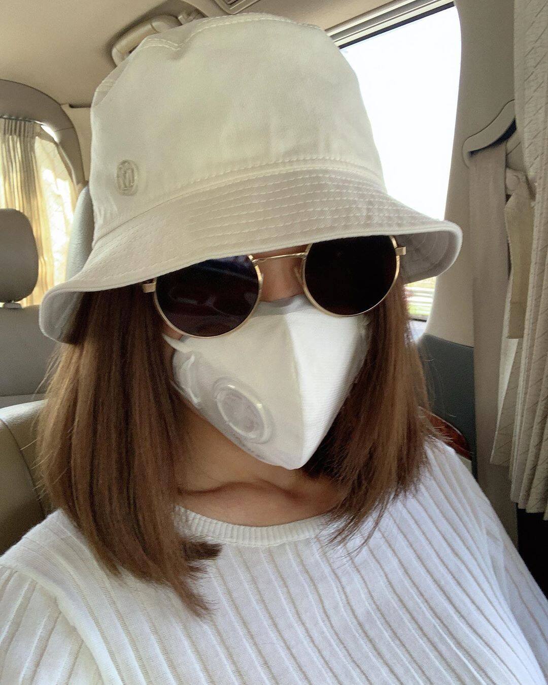 蔡卓妍一身防護打扮包括心形口罩、太陽眼鏡及漁夫帽出門，非常密實！