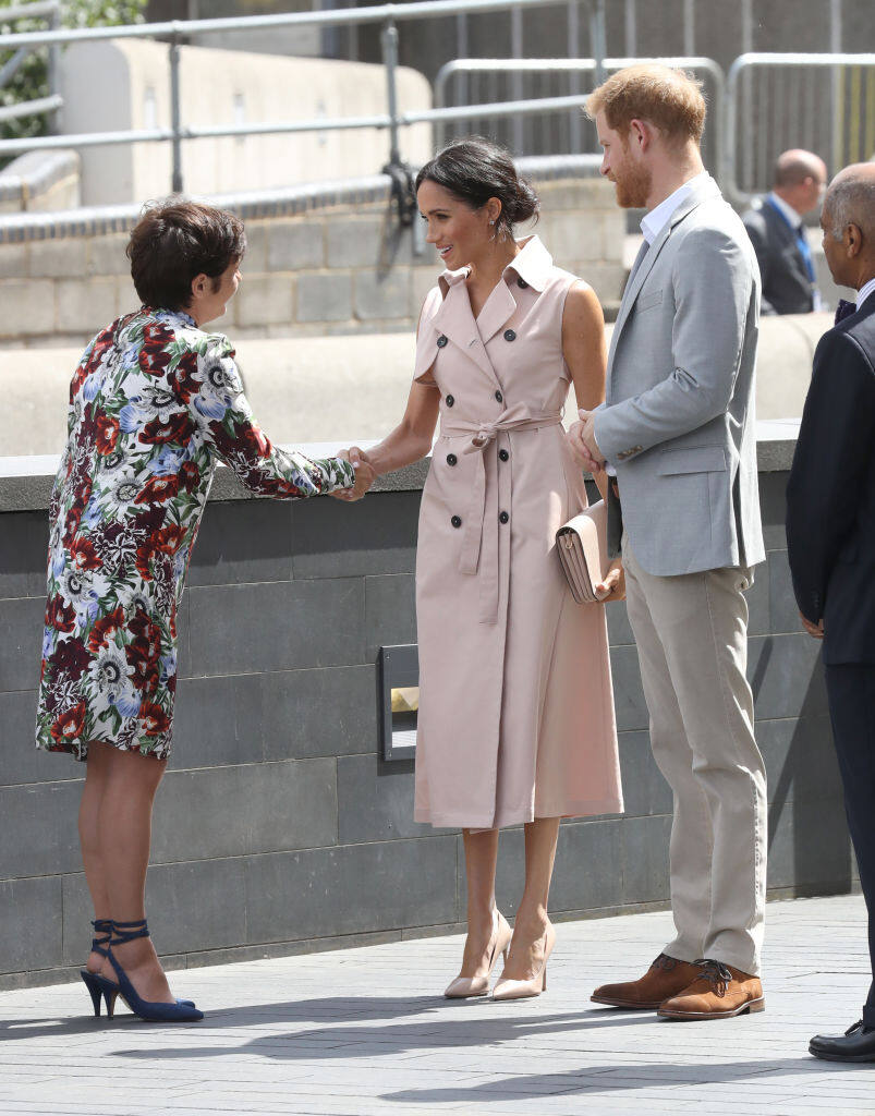 英國皇室宴會姿態細節7：以親吻及握手問候