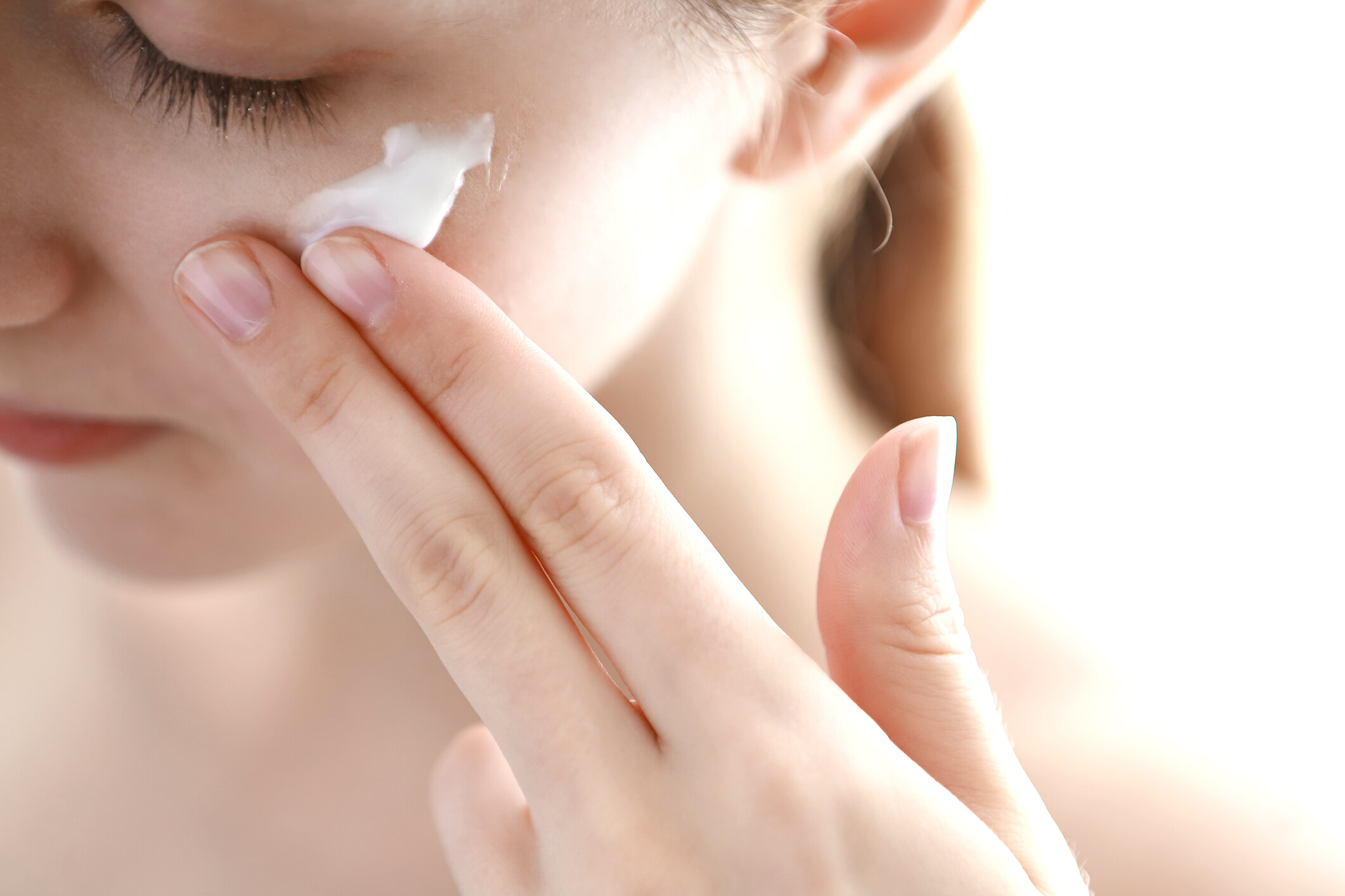 眼周出油脂粒成因2: 錯誤護膚習慣