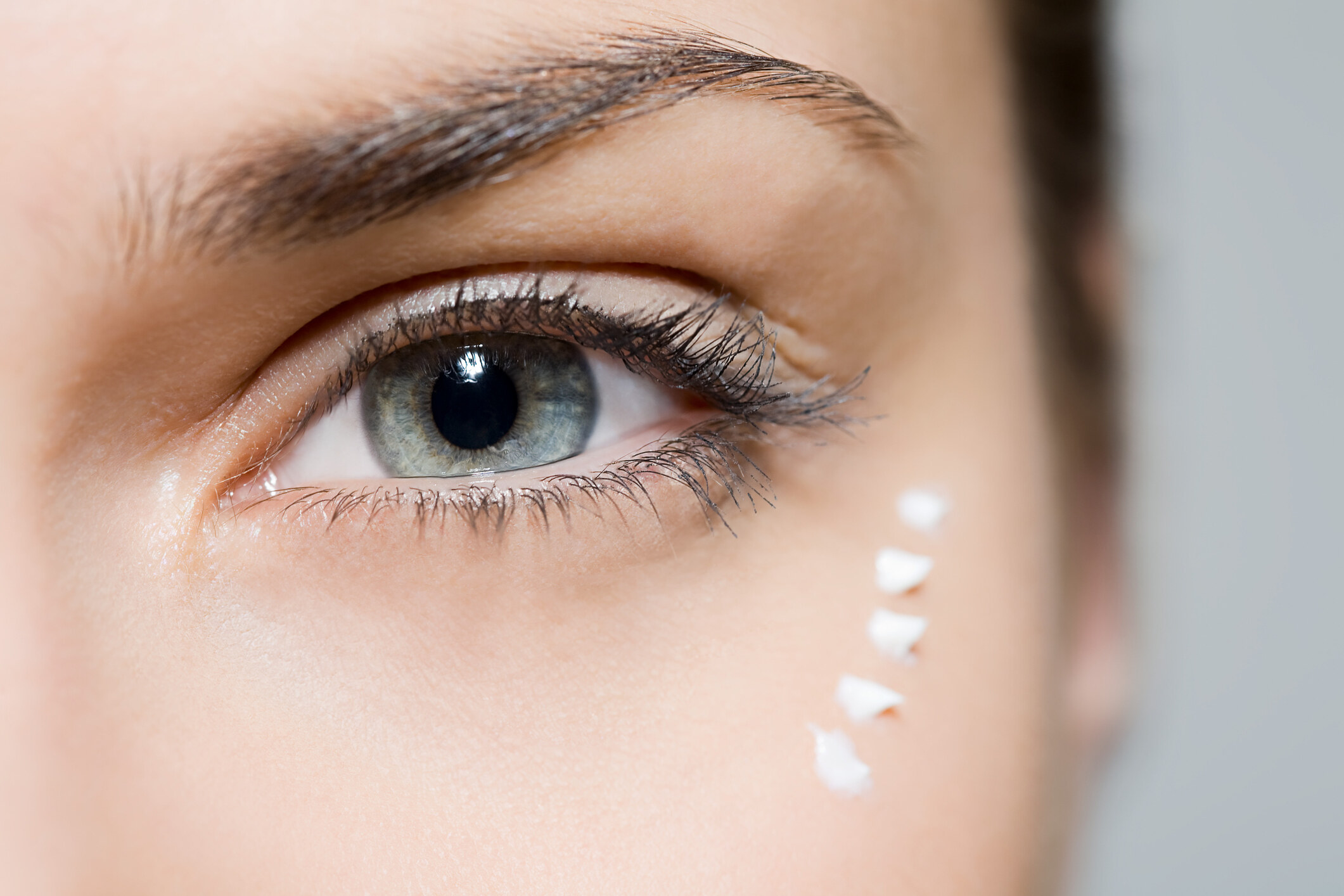 眼周出油脂粒成因3: 眼霜未能完全吸收