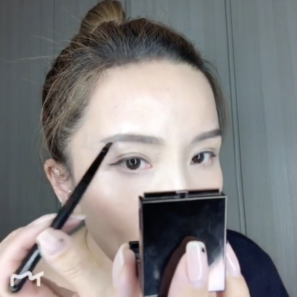 她會在眉尾掃幾下,拉近眼妝和眉妝的色差 她會在眉尾掃幾下,拉近眼妝和眉妝的色差