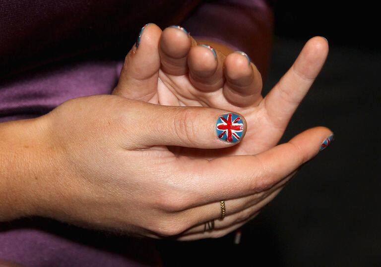 尤金妮公主就多次被拍得做了特色美甲，異常矚目！例如這款美甲，十指都綴上英國國旗，可愛又搶眼，有心繫英國的感覺！