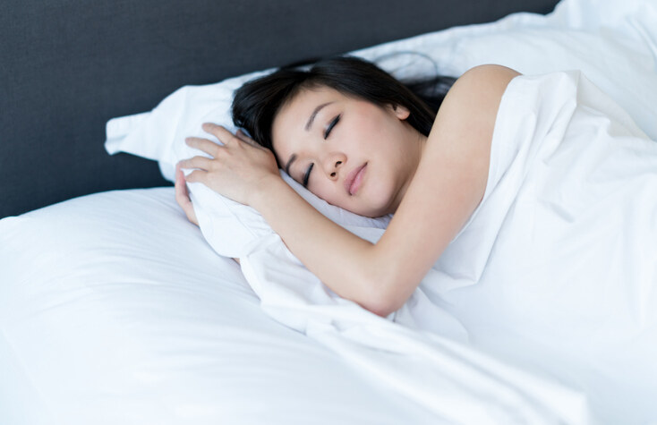 預防頸紋形成：注意睡姿和枕頭高度