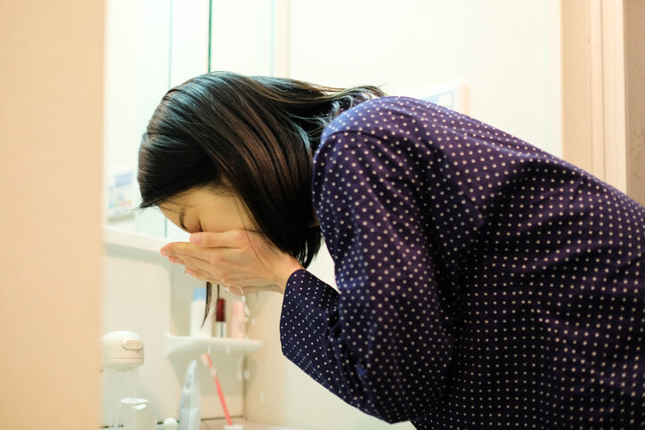 額頭暗瘡和暗粒解決方法:培養良好的護膚習慣 額頭暗瘡和暗粒解決方法:培養良好的護膚習慣