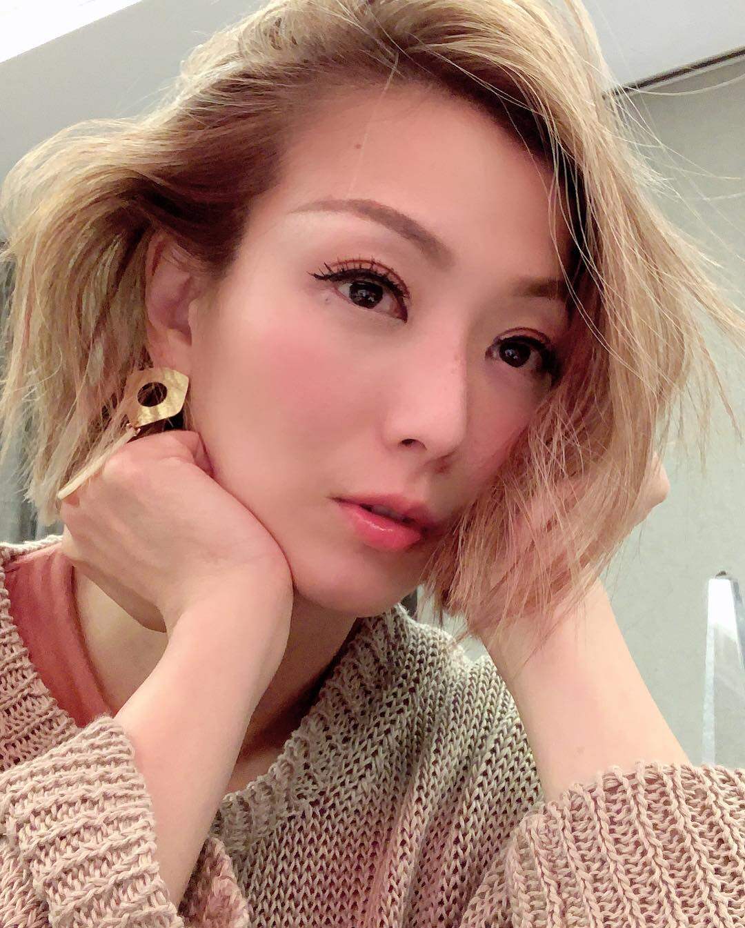 看看現在鄭秀文的妝容