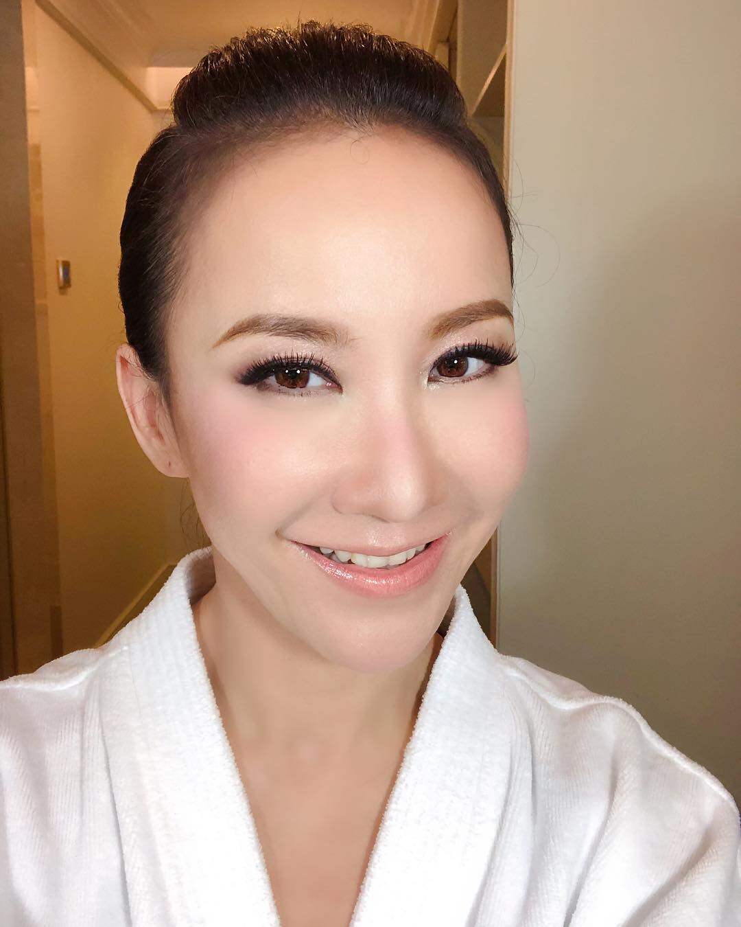 看李玟的樣子，下巴還是一樣的尖