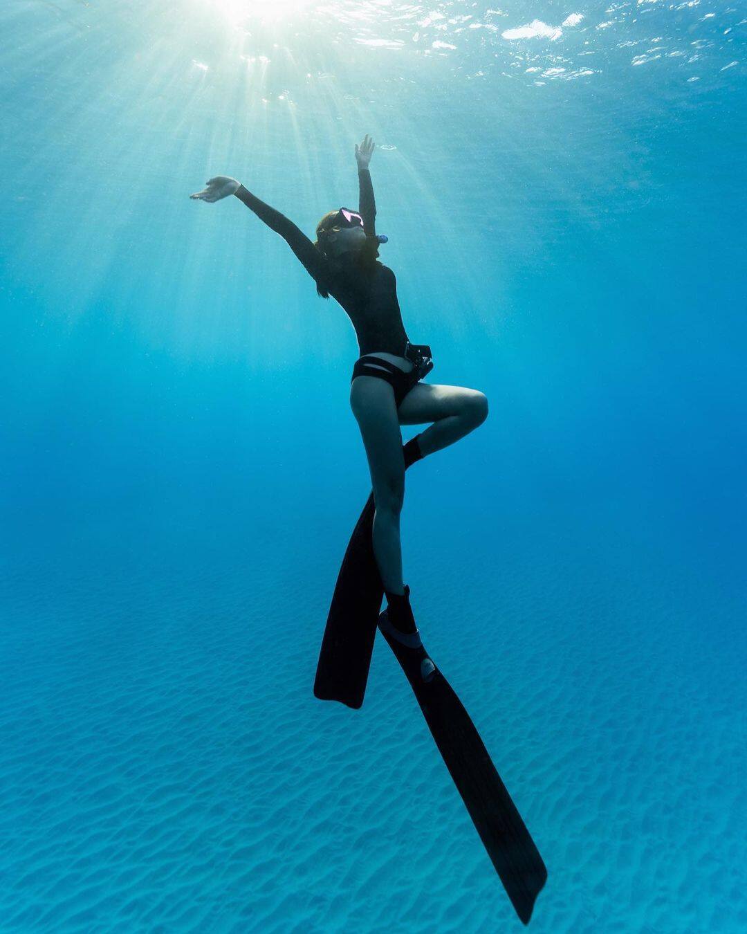 在小休期間，李施嬅大玩潛水活動，拍出令人驚嘆的造型照！