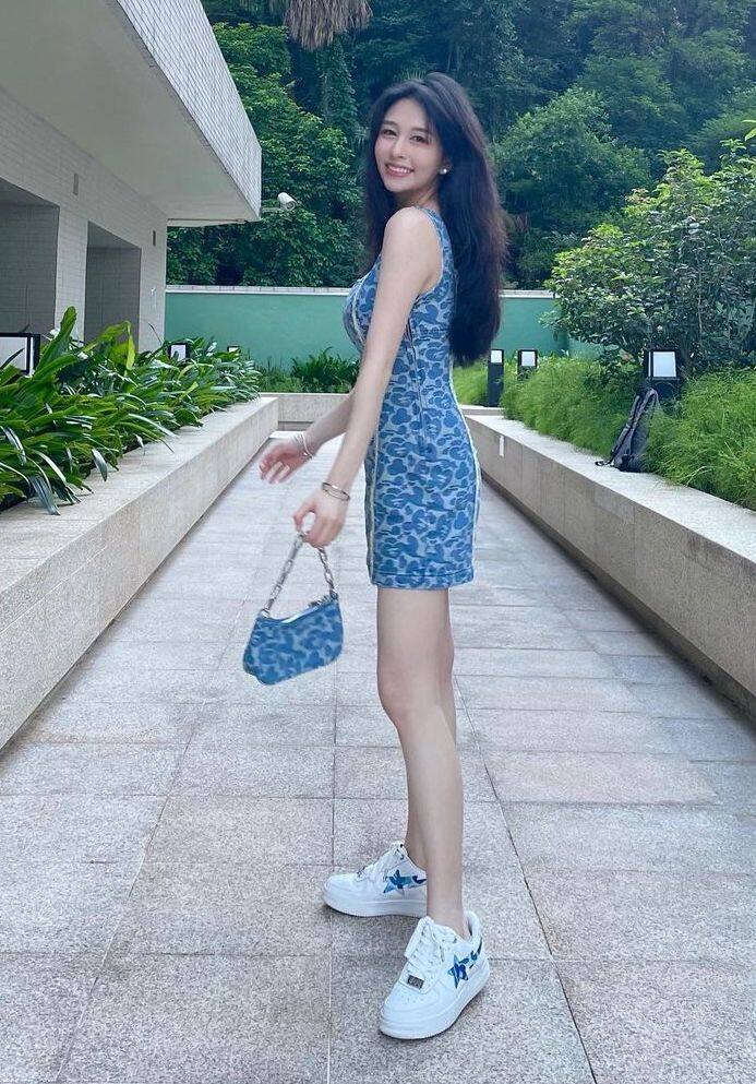 最美星二代沈月罕有公開18歲妹妹沈日近照｜兩女美貌不輸媽媽邱淑貞