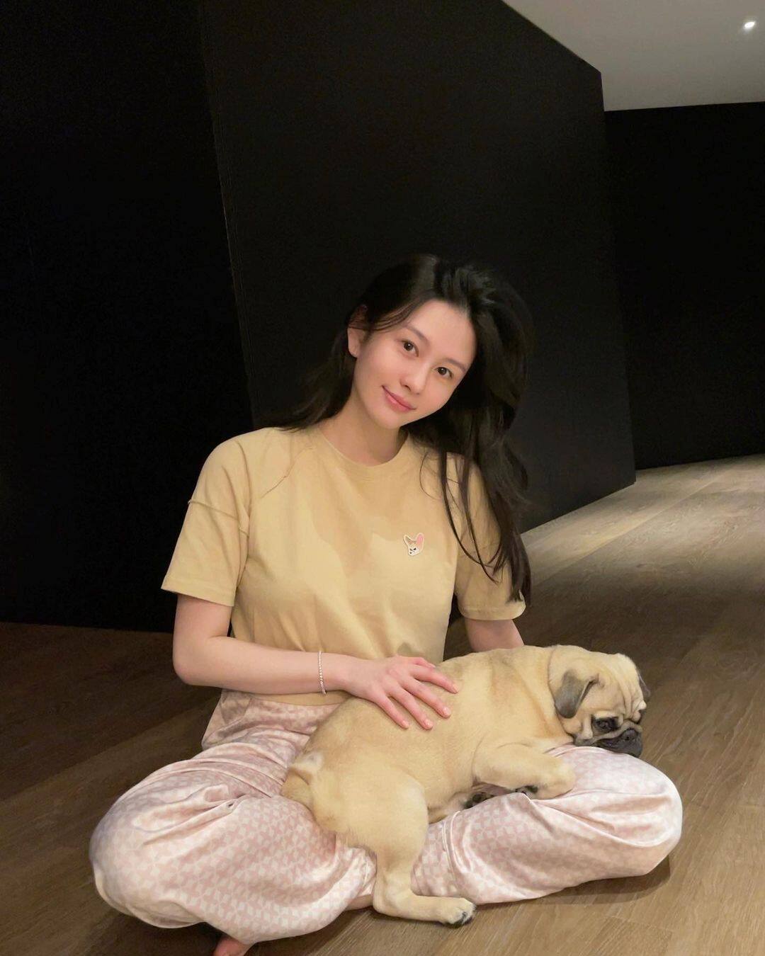 20歲沈月素顏睡衣Look激似邱淑貞｜18歲沈日近照曝光｜邱淑貞凍齡秘訣