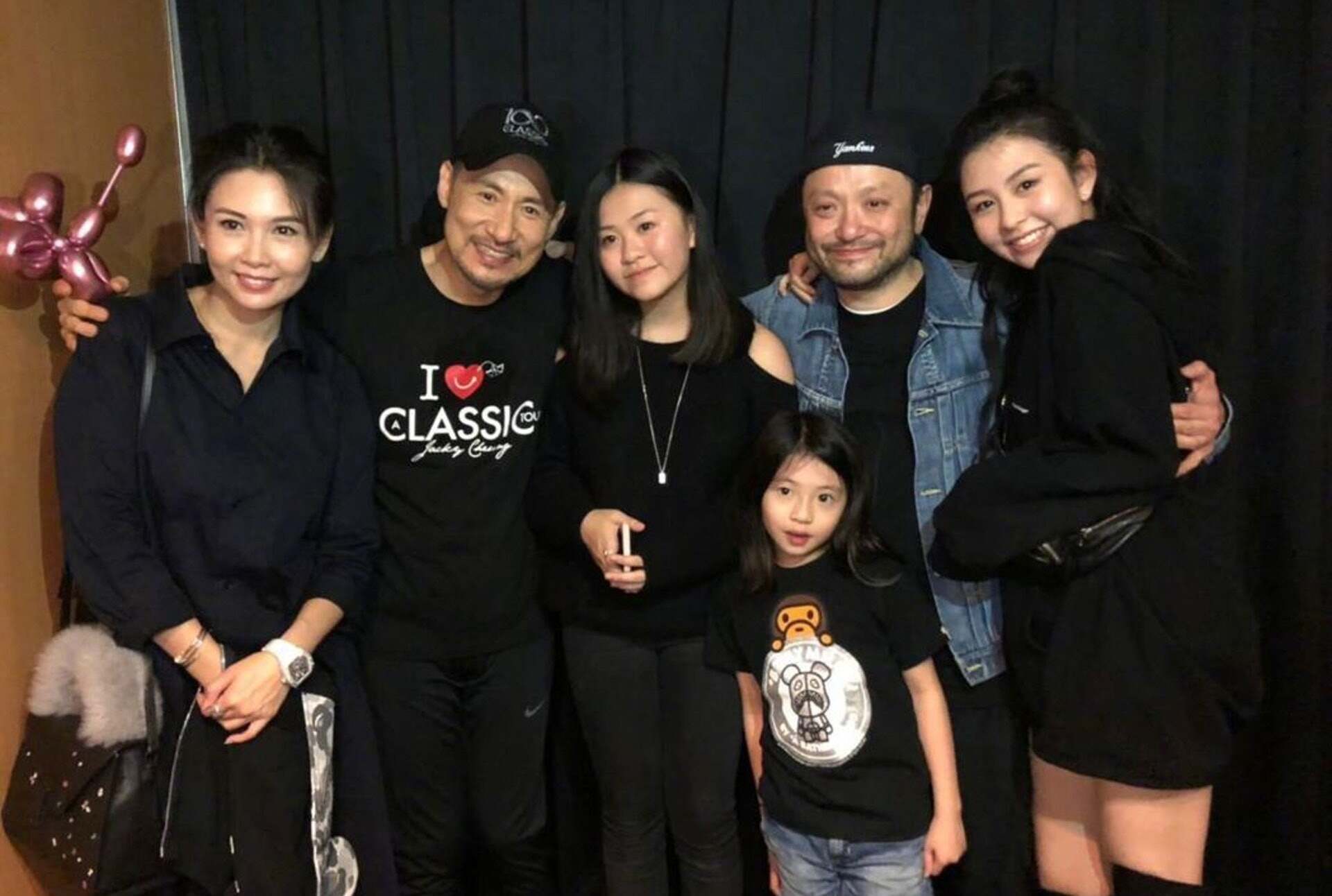 最美星二代沈月罕有公開18歲妹妹沈日近照｜兩女美貌不輸媽媽邱淑貞