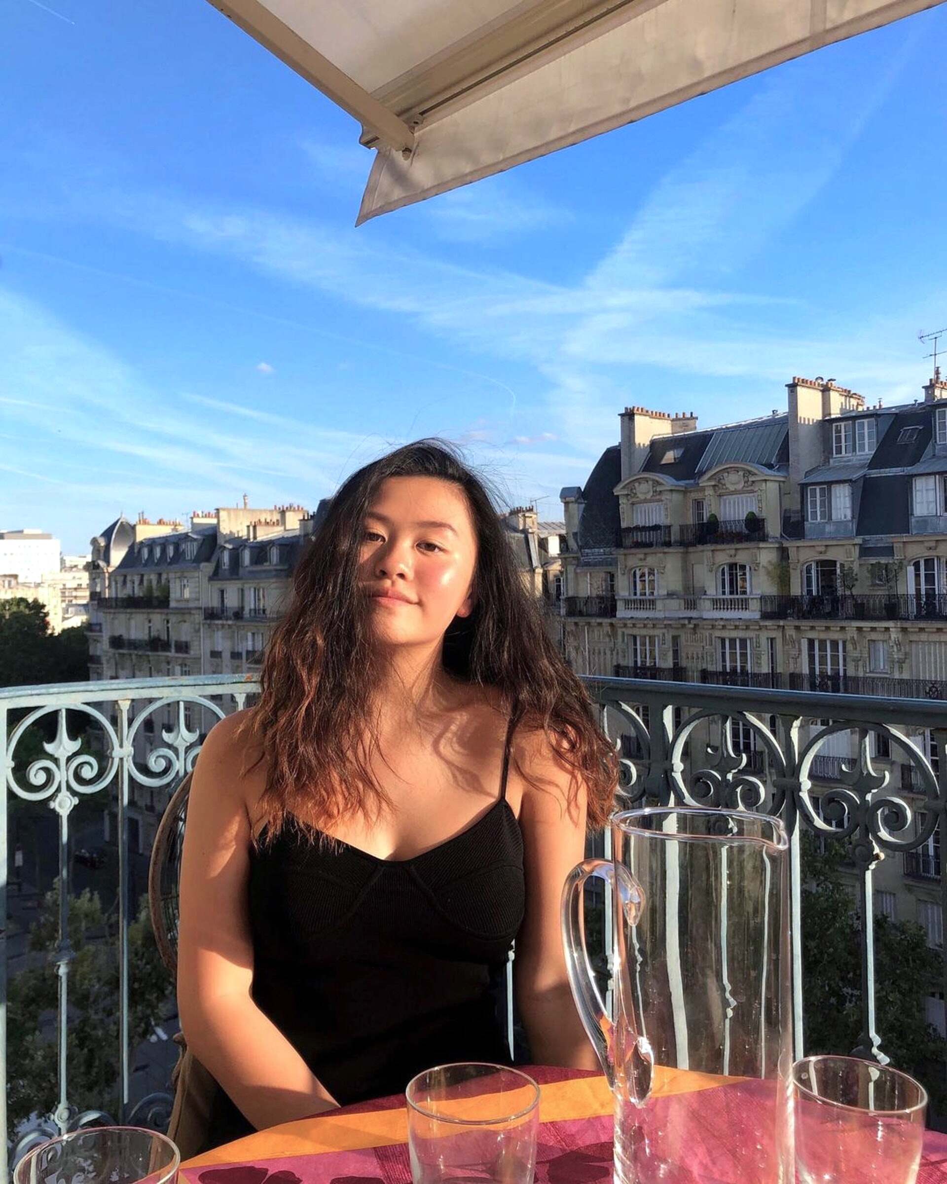 最美星二代沈月罕有公開18歲妹妹沈日近照｜兩女美貌不輸媽媽邱淑貞