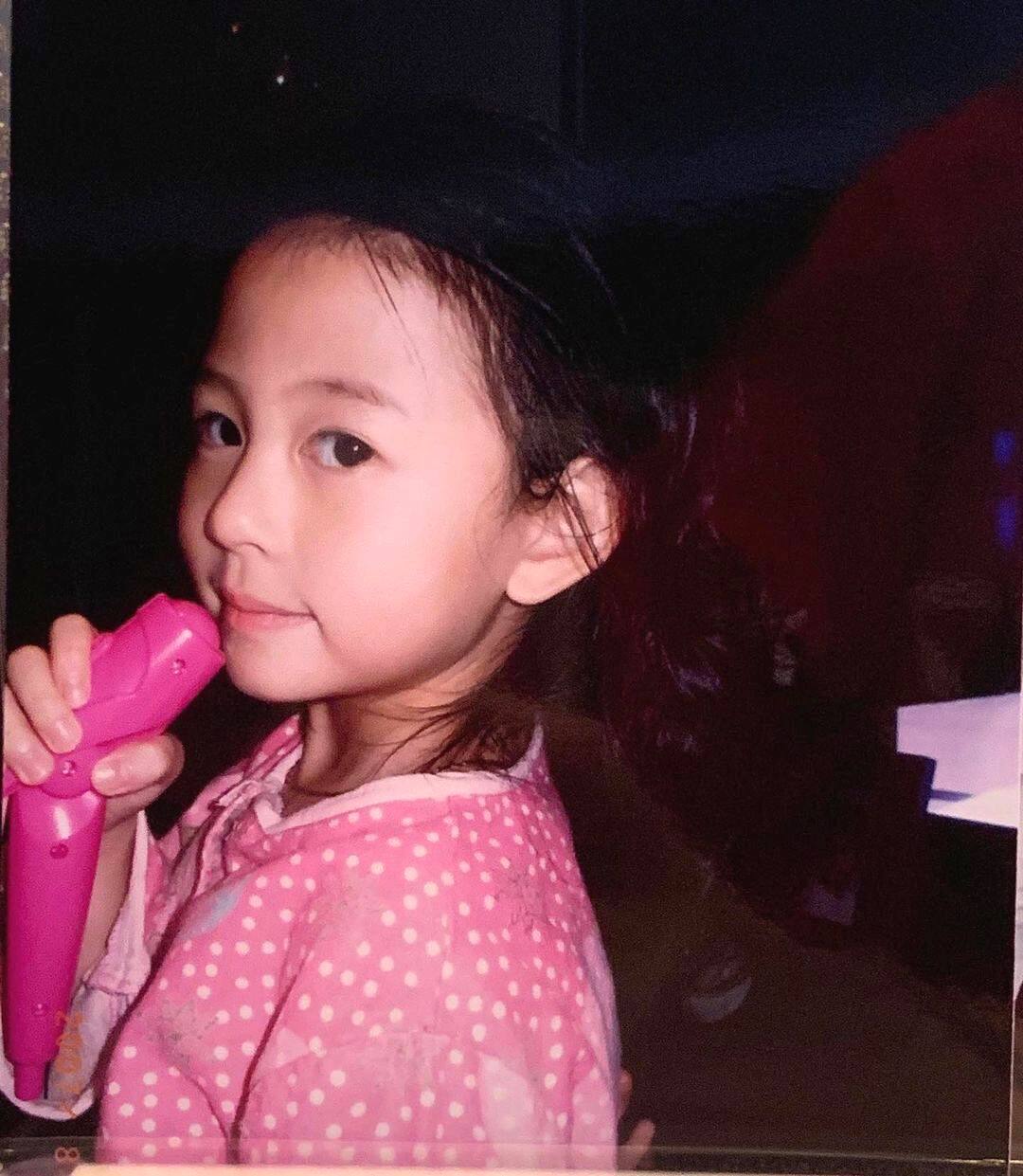 20歲沈月改名Ayla韓國出道｜妹妹沈日近照公開｜兩女美貌不輸媽媽邱淑貞