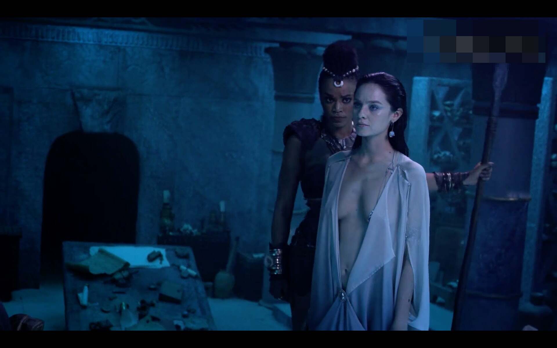 Katy在《蠍子王5：靈魂之書》中以超性感三點式上陣。（電影截圖）