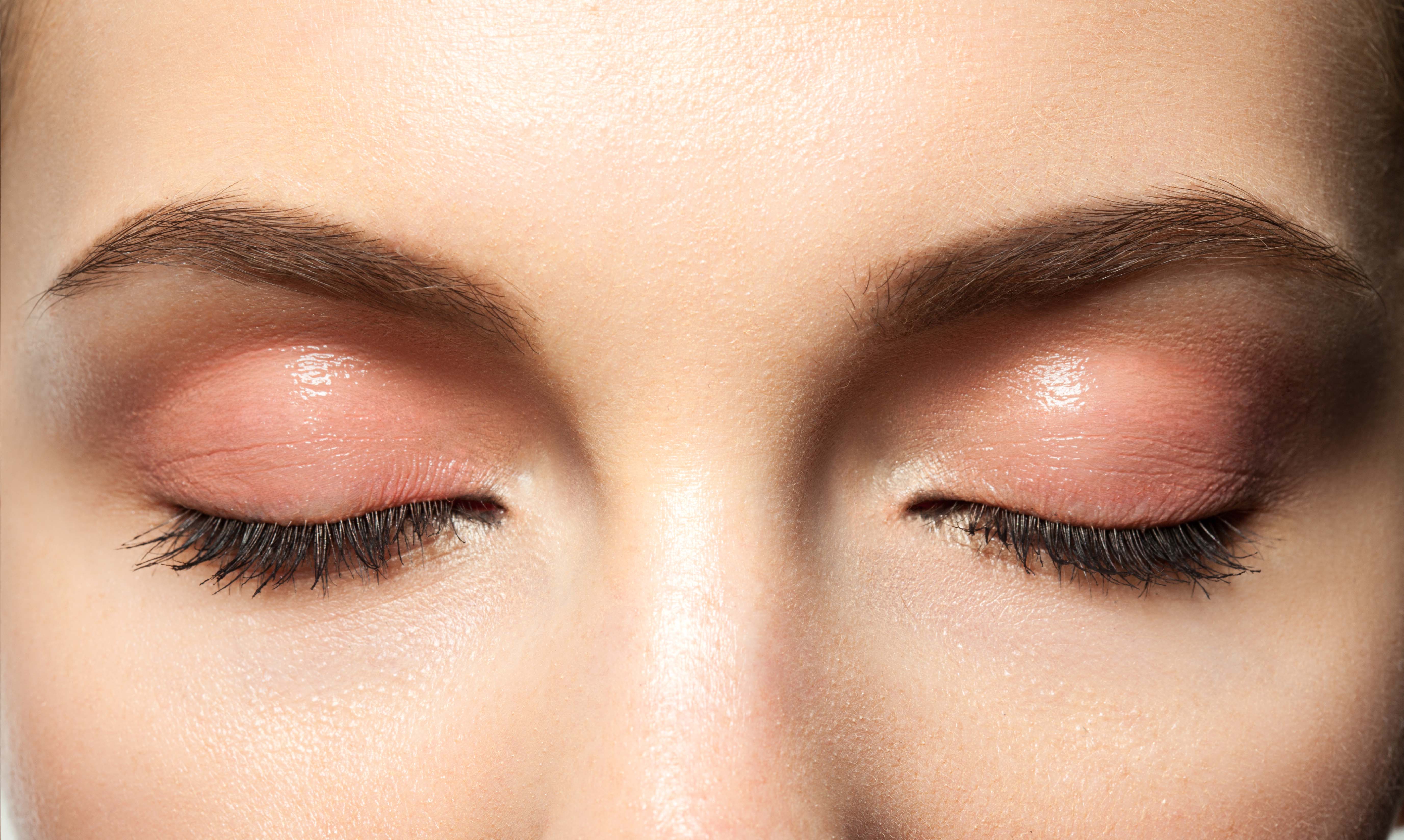 五分鐘解決溶妝Tips 1. 眼部打底霜會成為眼妝救星