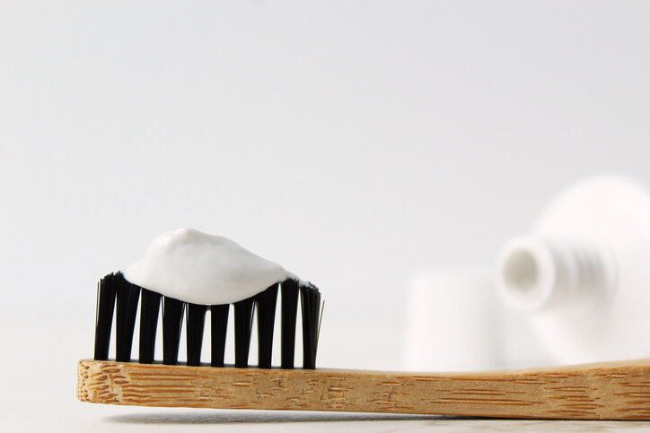 美白牙齒方法5：薄敷牙膏以防色素沉澱