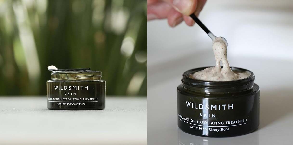 在英國Wildsmith Skin的spa療程中，美容師首先會用上述的卸妝膏為你潔面，然後會用這款去角質產品為全面去除污垢和死皮細胞。現在你都可以留在香港，自家做英式spa美容了。這款磨砂產品粒子非常幼滑，能細緻地潔淨肌膚。 這款雙效去角質產品含有AHAs及PHAs兩種酸性成分，能溶解肌膚的死皮，掃走廢老角質和毛孔內的油脂。兩種果酸性質溫和，刺激程度較低，但部分人也有機會出現輕微的刺痛感，絕對不用擔心！因為這正是去除廢老角質，是肌膚更新的效果，很快便沒有刺痛感。 值得一提是，它含有菠蘿蛋白酶成分，能減少肌膚炎症，讓膚質更光滑美白。只要每週使用一至兩次，便有種肌膚蛻變效果！