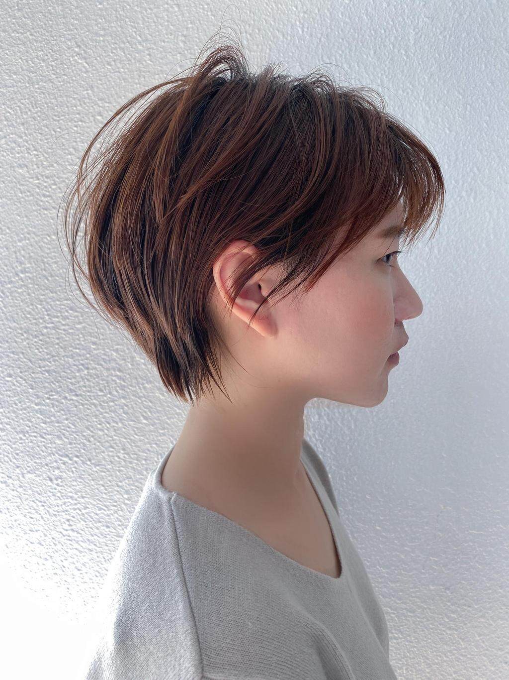 相對於長頭髮，女生剪短髮要特別留意「側顏」的視覺效果，頭頂和後腦位置都要加強立體豐盈感。