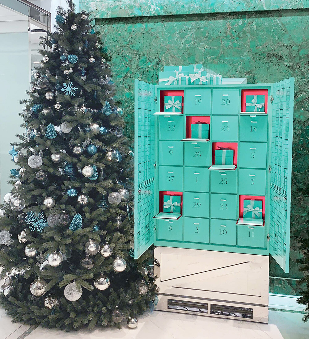 Tiffany & Co.聖誕倒數月曆有半顆聖誕樹高，相當大盒！