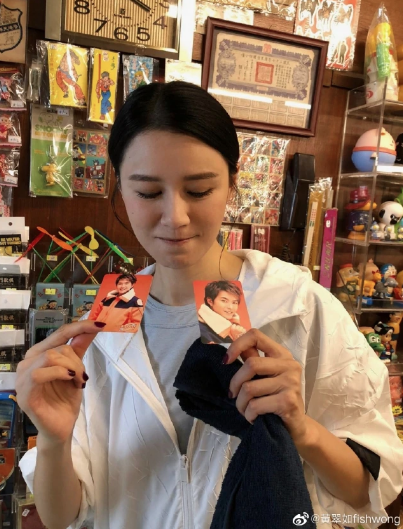 黃翠如也曾在小店發掘到老公蕭正楠的Yes!Card,猶如發現大寶藏一樣,特意在社交網上騷卡,狀深高興! 黃翠如也曾在小店發掘到老公蕭正楠的Yes!Card,猶如發現大寶藏一樣,特意在社交網上騷卡,狀深高興!