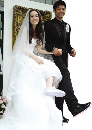 范瑋淇也是穿一對白波鞋出嫁，隨性不造作。