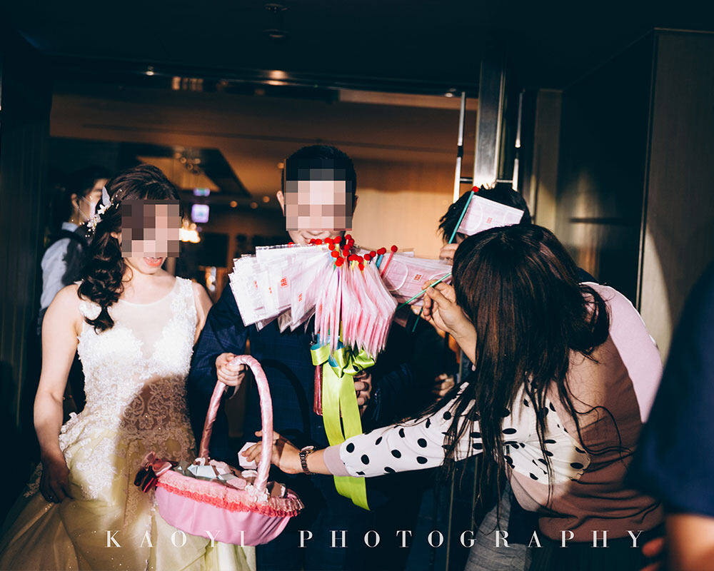 台灣婚禮習俗，婚禮中會安排新娘換衫，再度進場的環節，稱為「二進」。