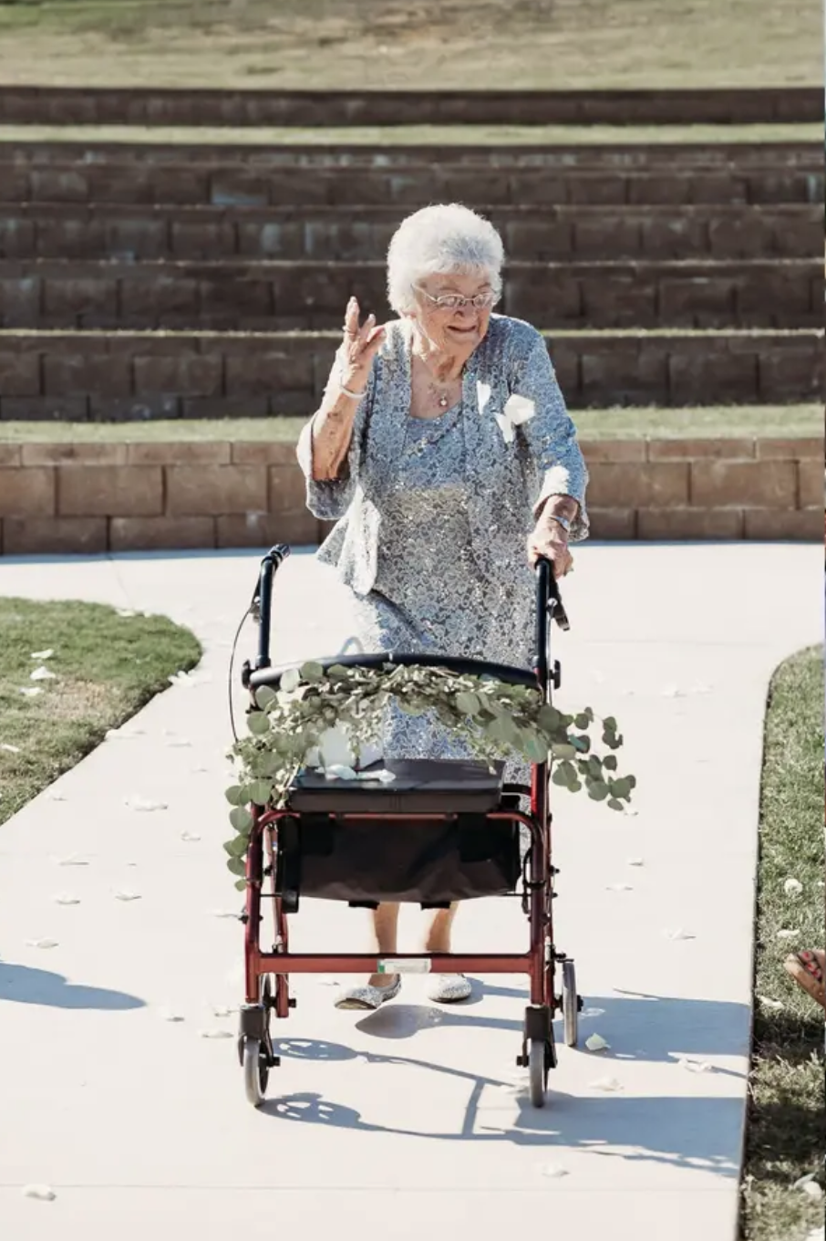 【真人真事】孝順孫女組超齡花女團！讓4位祖母當花童最年長的已經92歲