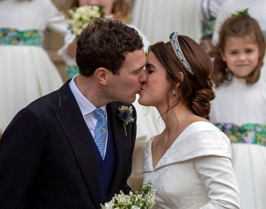 哈里王子和威廉王子的堂妹尤金妮公主( Princess Eugenie )與富商布魯斯班克( Jack Brooksbank ) 經歷了長達兩年的遠距離戀愛之後 哈里王子和威廉王子的堂妹尤金妮公主( Princess Eugenie )與富商布魯斯班克( Jack Brooksbank ) 經歷了長達兩年的遠距離戀愛之後